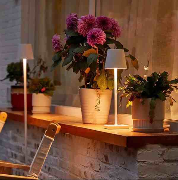 Кът за почивка с лампа и уютна атмосфера